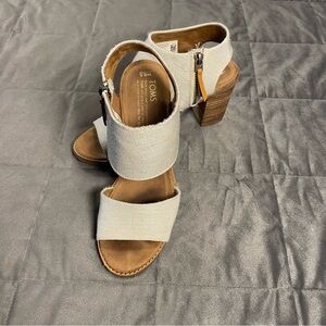 TOMS Natural Canvas Block Heel Sandals – Women’s Size 8.5 (EU 39).